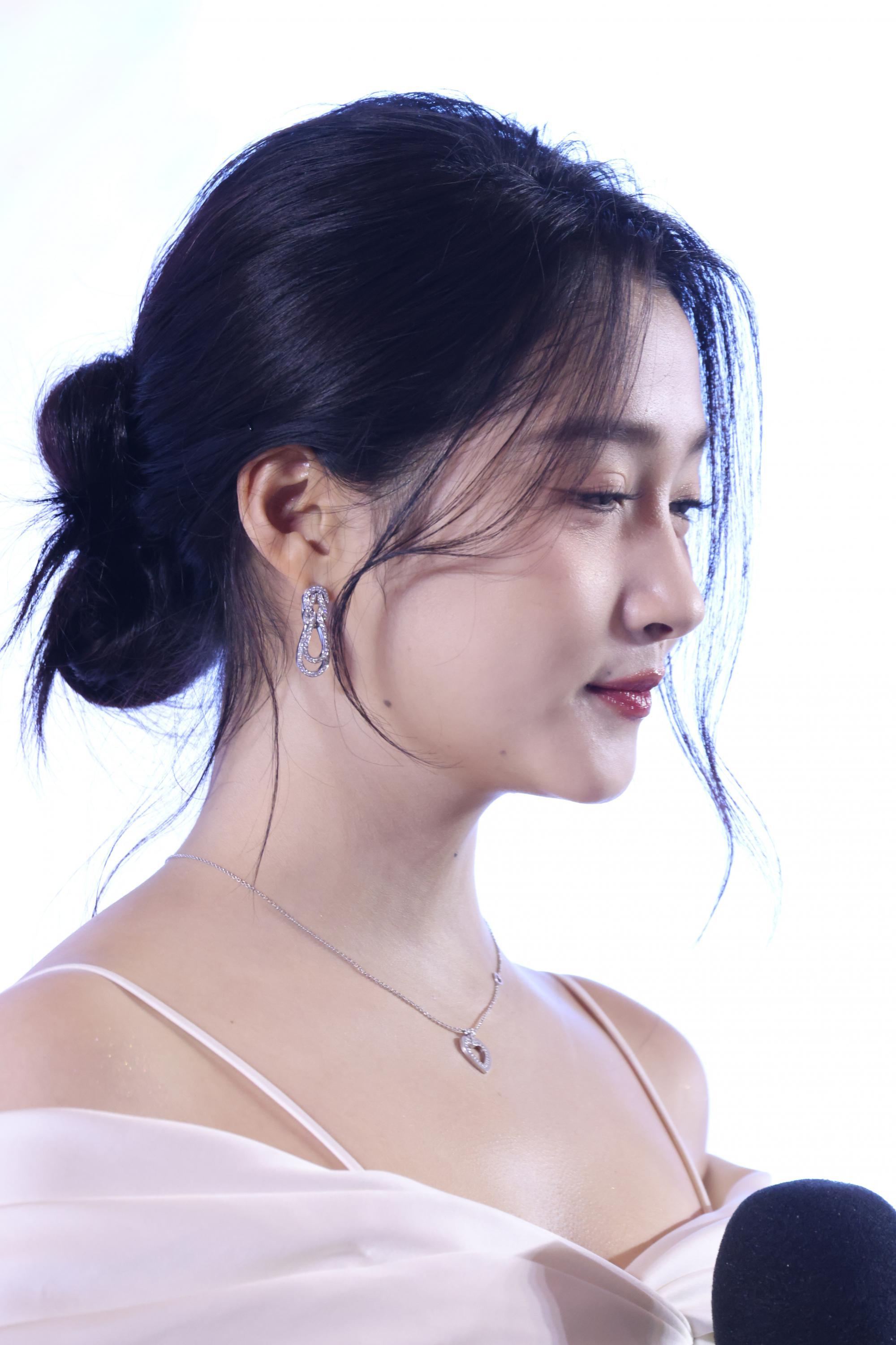 关晓彤右侧边半脸漏香肩现场生图照